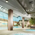 Victoria & 4*